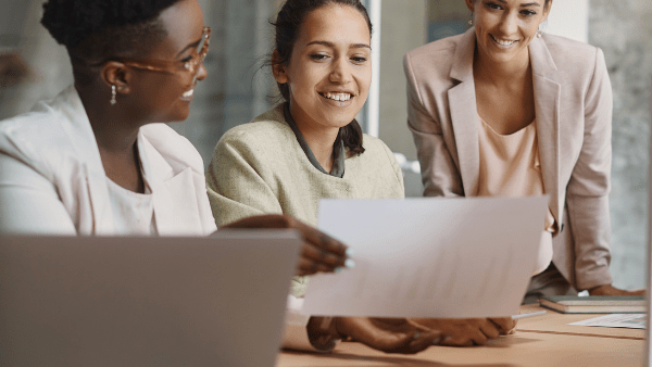 Rôle de manager. Manager en formation utilisant des outils de planification